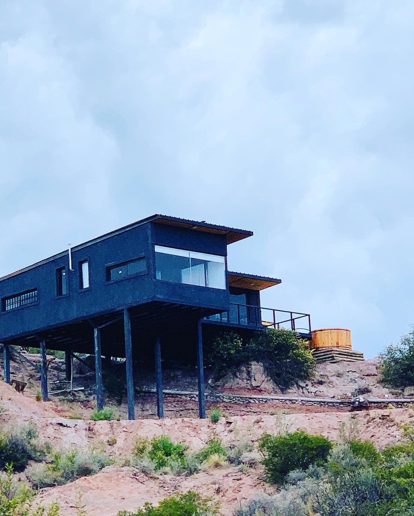 Cabaña de En Lo Alto sobre el dique de Potrerillos