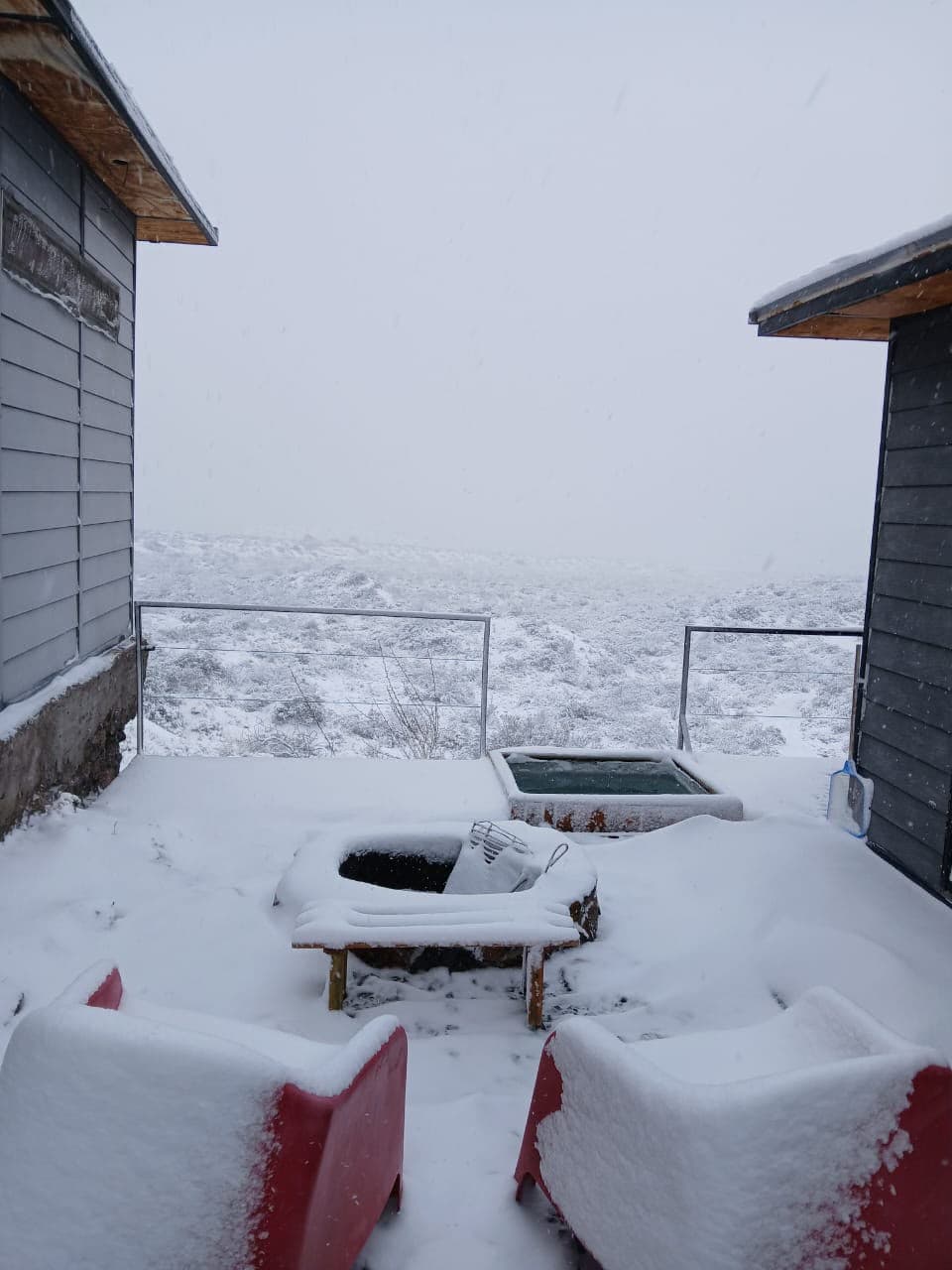 Deck y tina nevados con vista al valle